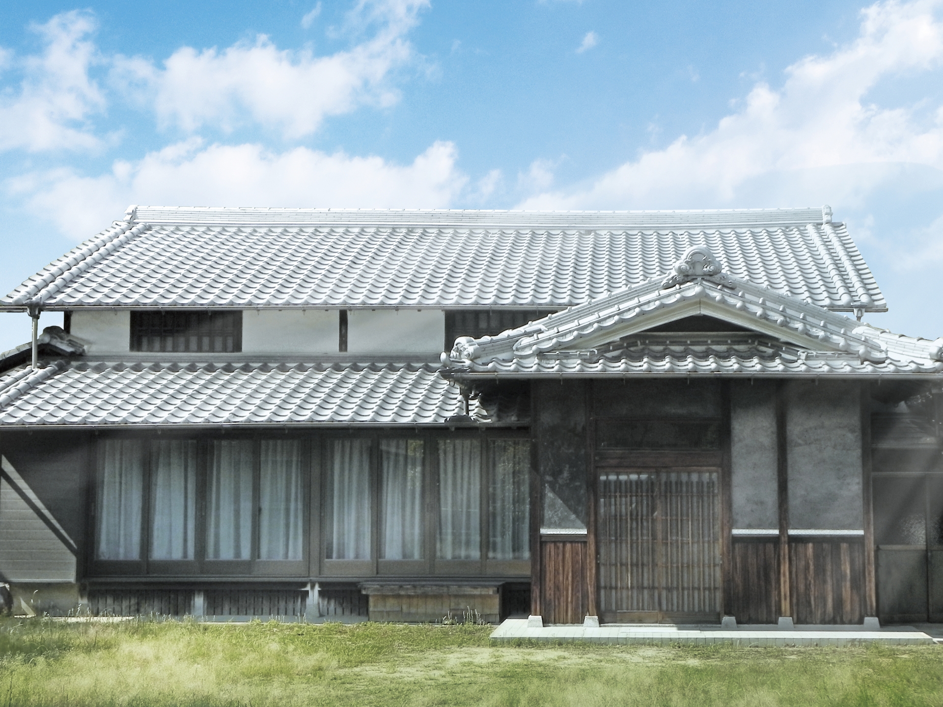 瓦屋根と木製引き戸の古民家外観—屋根裏や軒天の隙間は営巣リスクが高い