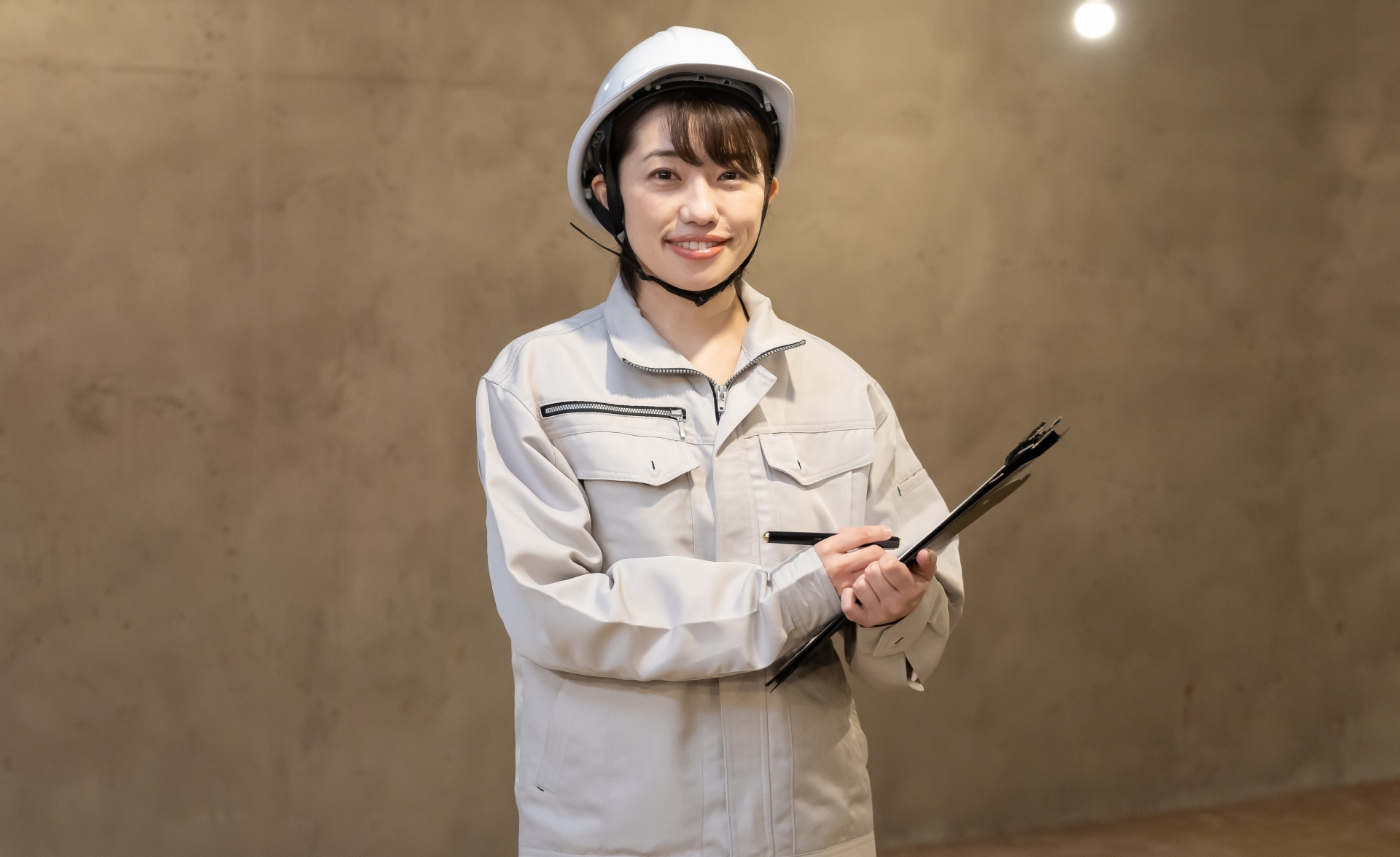 蜂駆除の現場見積に伺うスタッフが笑顔で丁寧に対応する様子